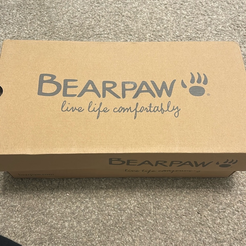 Brand new in box bearpaw men’s size 10 slippers in black